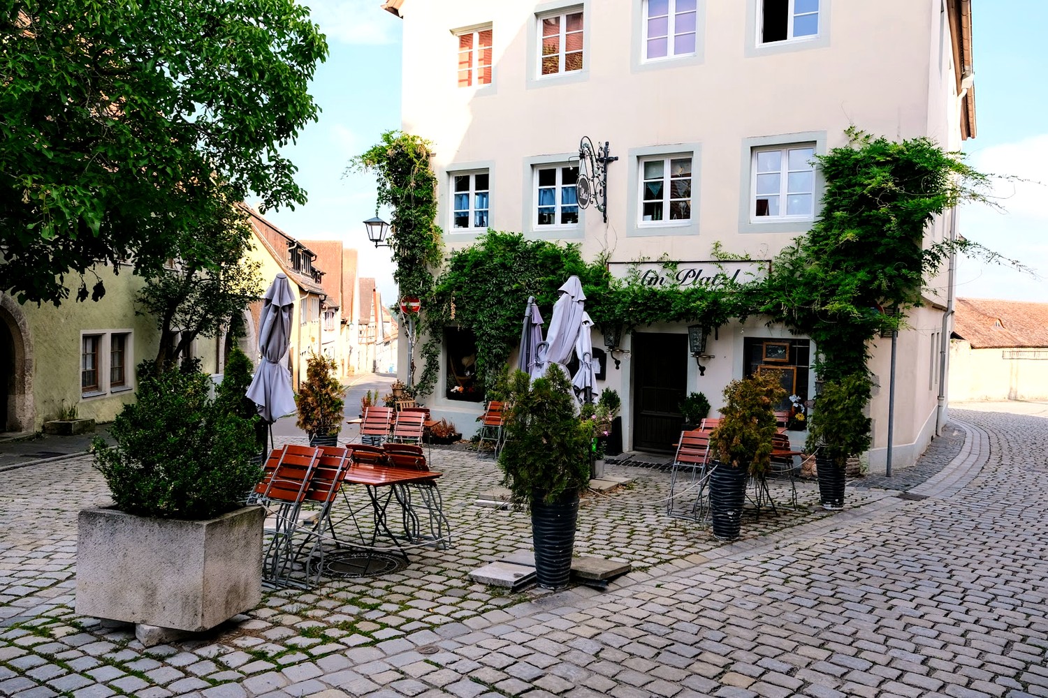 Gebaeude von Am Platzl am Kopfsteinpflaster